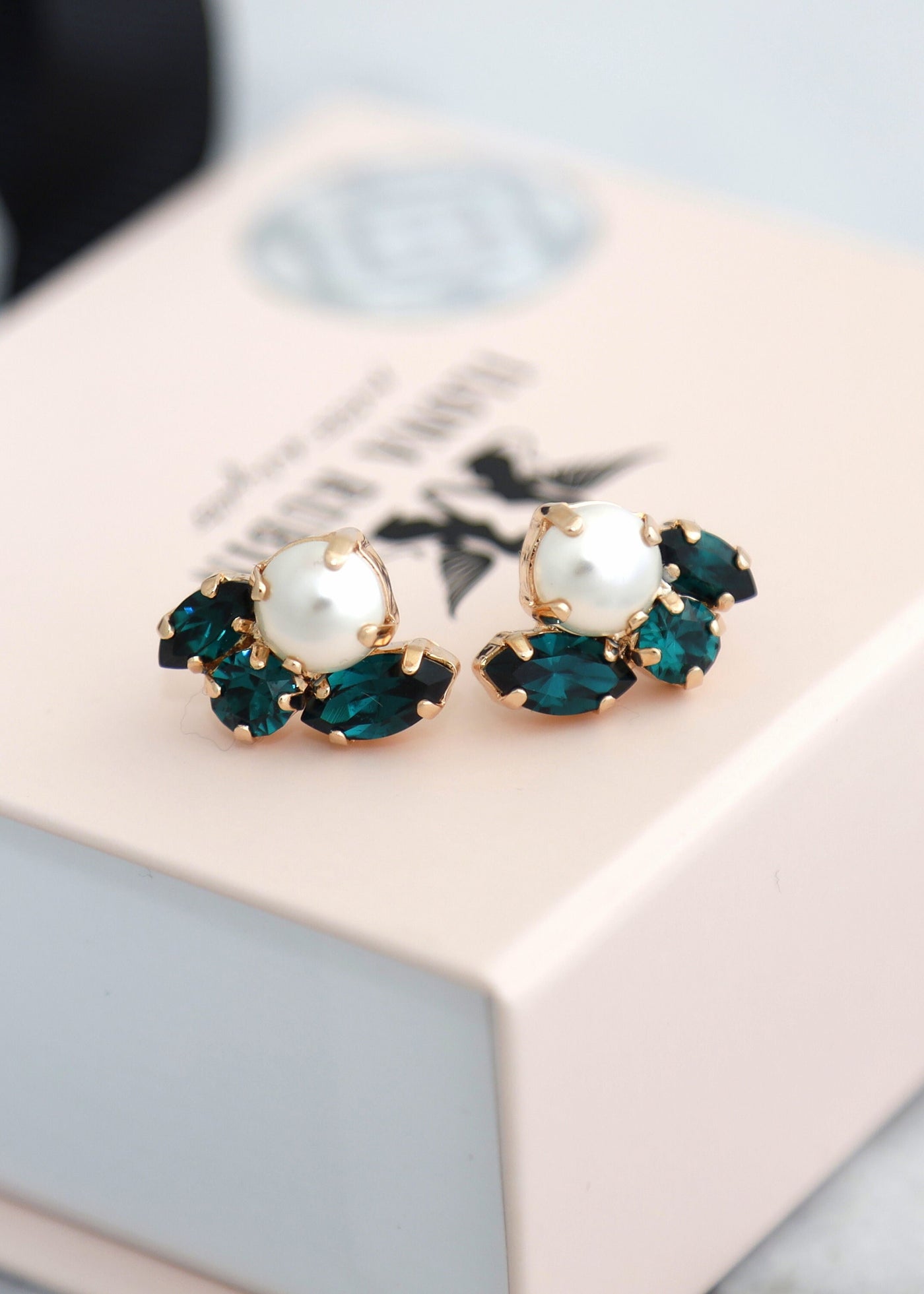 Emerald earrings,Emerald Bridal crystal earrings,Pearl cluster earrings, Emerald green earrings, Bridesmaid gift, Green Stud Earrings